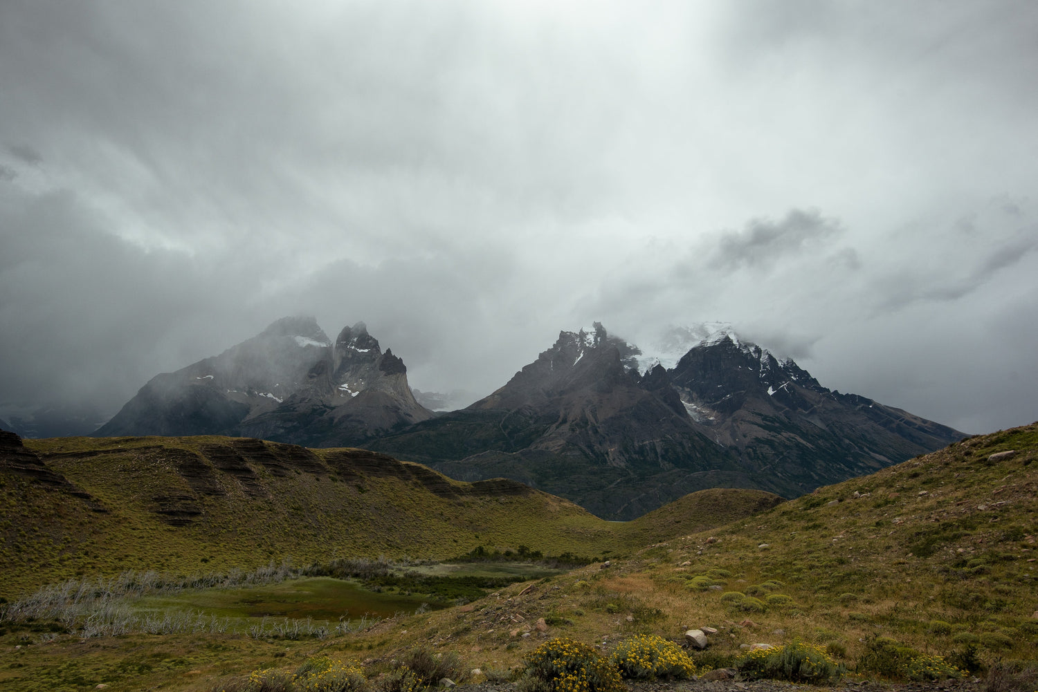 Montaña con lluvia