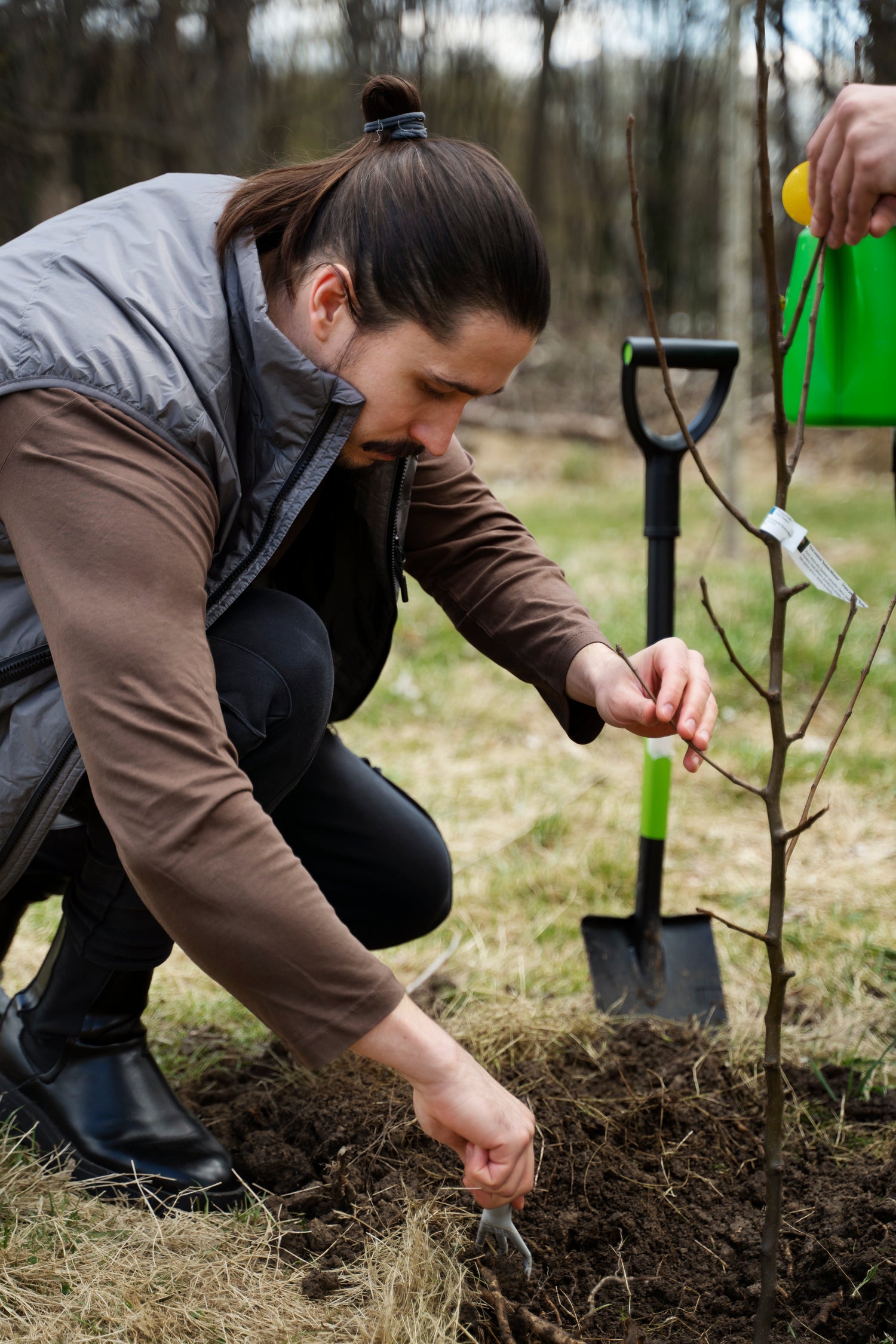 Hombre reforestando en montañas de México