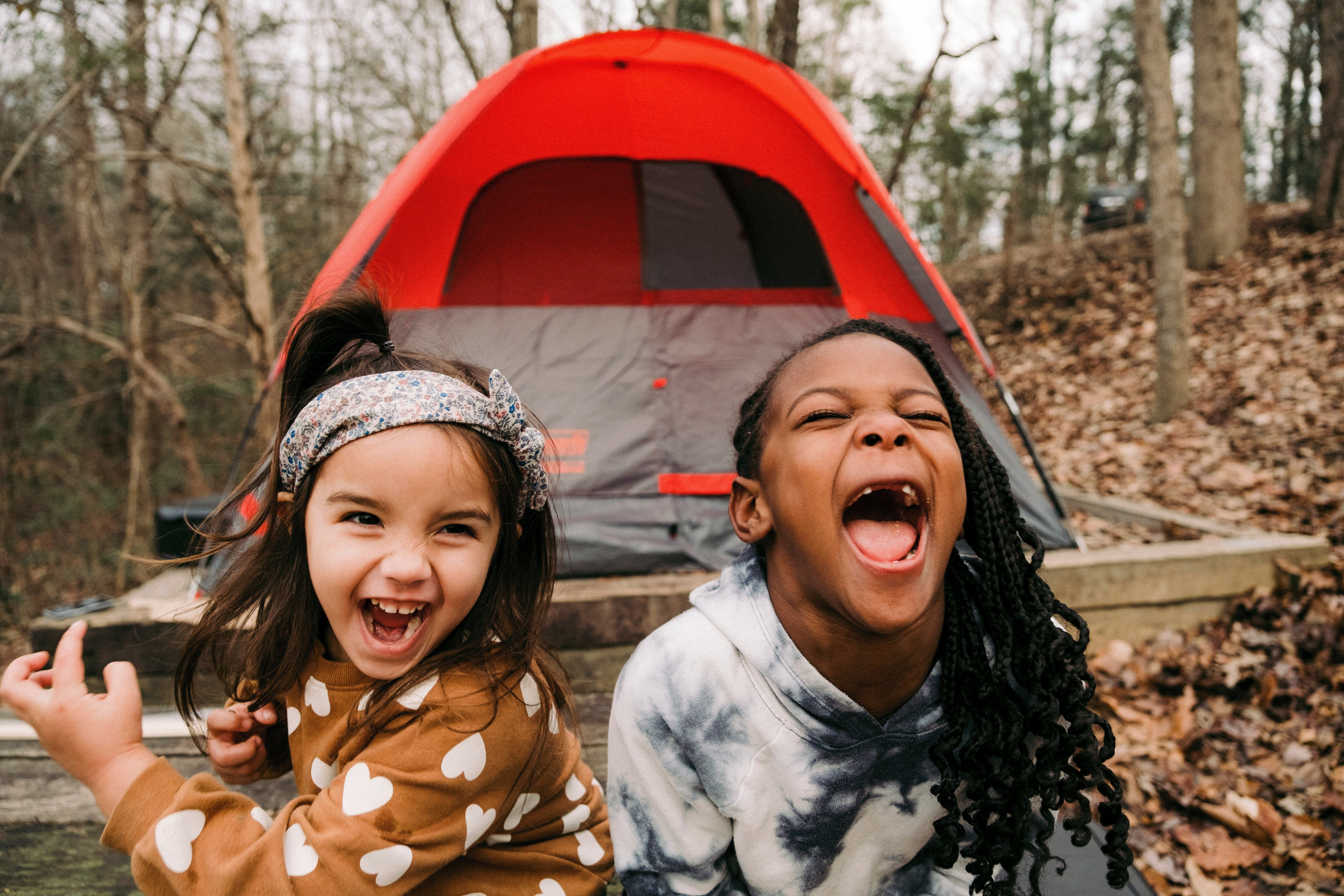Imagen de dos niñas riendo en un día de campamento
