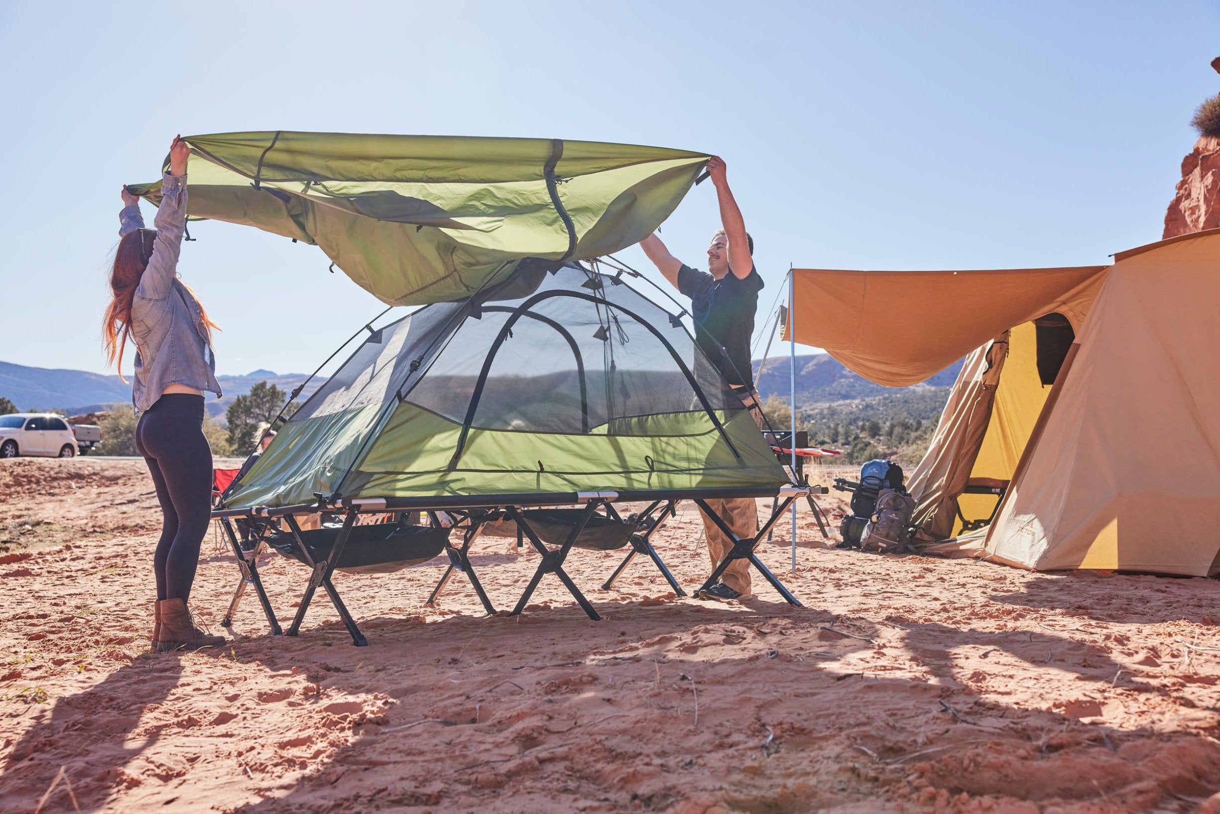 Combo 4 - Casa de Campaña "Vista 2" y Catres "Universal XL"