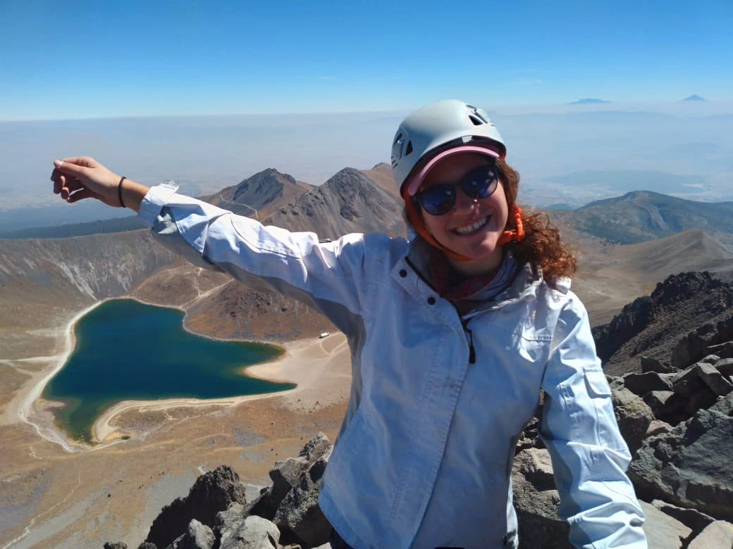 Mujer en el Nevado de Toluca en su primera vez en la montaña sonriendo