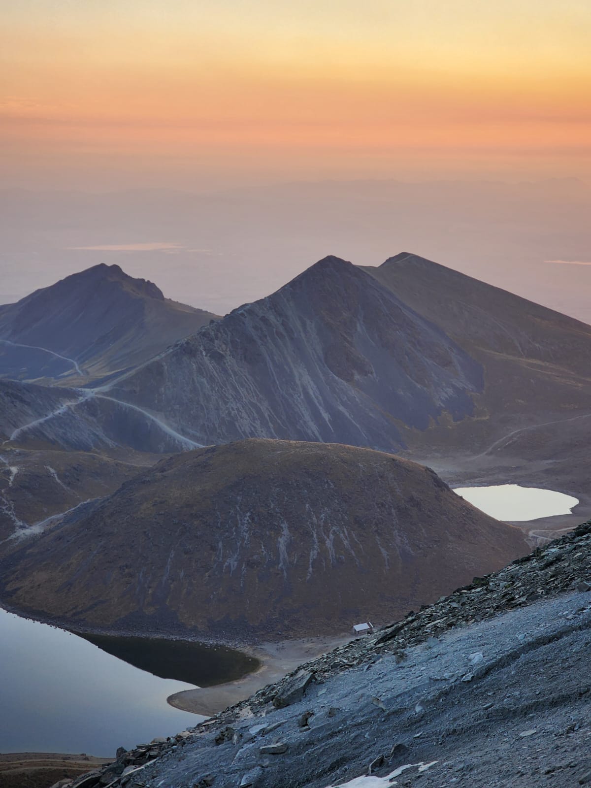En esta imagen se puede ver el Nevado de Toluca y las dos lagunas, la del Sol y la de la Luna