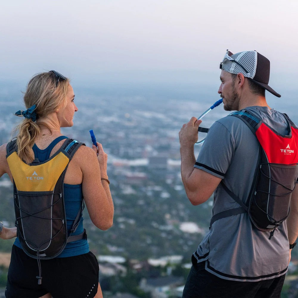 Pareja de montañistas con bolsas de hidratación Teton México
